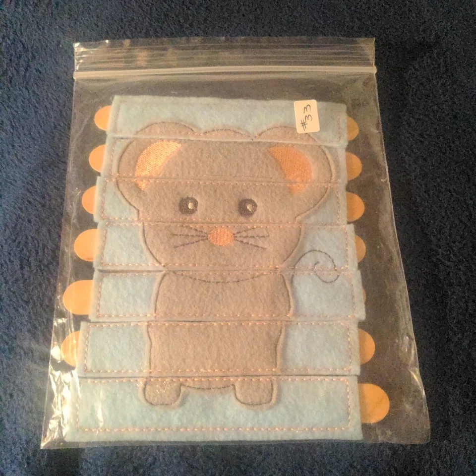 Rompecabezas de palo de fieltro hecho a mano - lindo ratón gris, fondo azul ls Foto 2 de 4