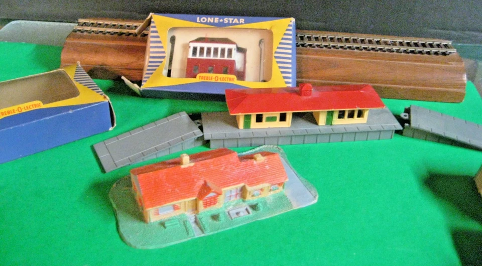 Lote de 6 estrellas solitarias; triples eléctricos: 3 edificios. 3 vagones de carga más diecast C-7 Foto 3 de 3