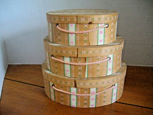 VINTAGE SET Of 3 SMALL OVAL SHAKER LIKE WOODEN DECORATED NESTING BOXES w/CORDS - Picture 4 of 12