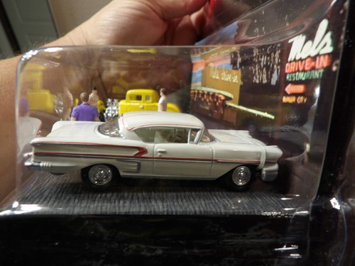 CRUISIN' AT MEL'S DINER 2001 JOHNNY LIGHTNING AMERICAN GRAFFITI DIORAMA 1:64 - Picture 4 of 5