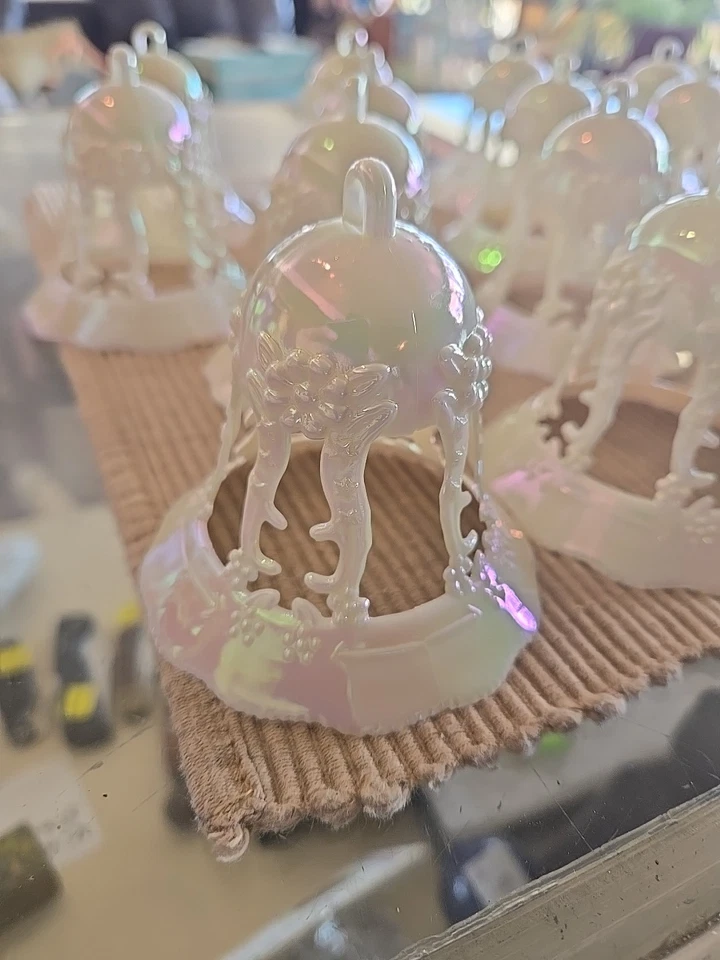 Lote de 19 campanas de boda vintage Wilton blancas iridiscentes de 3 pulgadas Foto 2 de 4