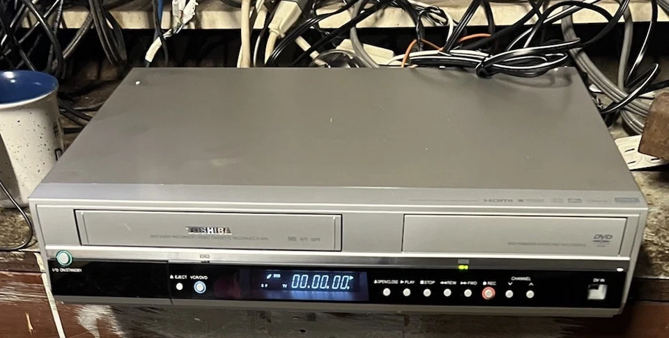 Artículo de caja abierta Toshiba D-R5. Grabadora de video DVD. Viene con todos los accesorios. Foto 4 de 4