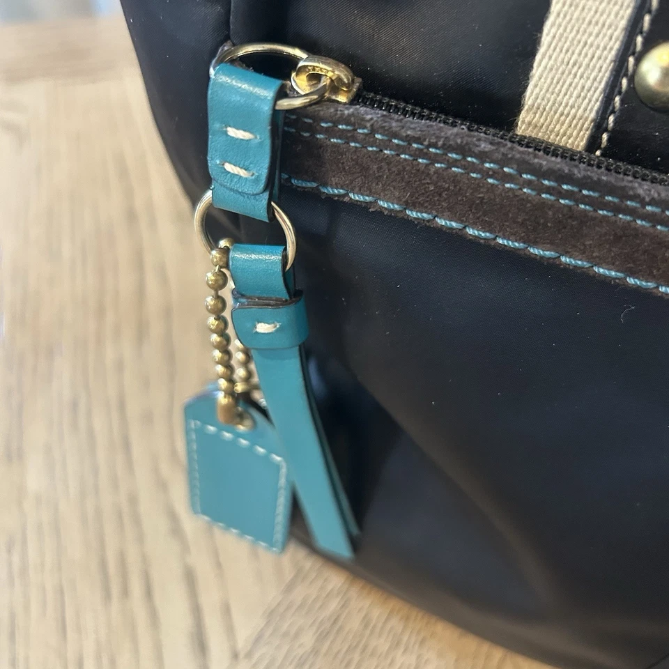 Bolso de Mano Coach Hampton De Colección Negro Satinado Marrón Gamuza, Costuras Azules, Herrajes Dorados Foto 4 de 4