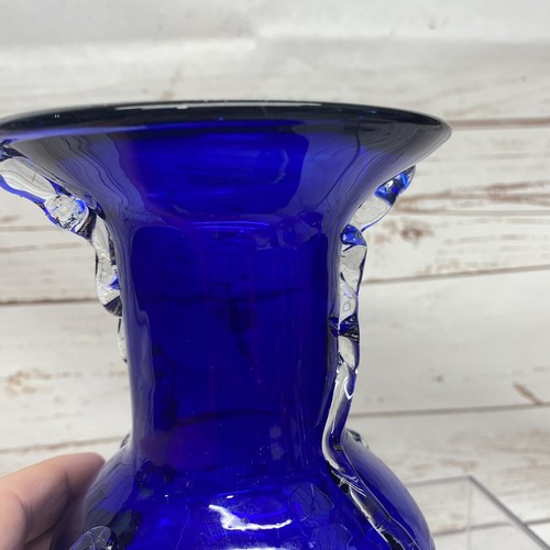Jarrón de vidrio soplado a mano azul cobalto Mid Century con detalles claros - Imagen 6 de 10