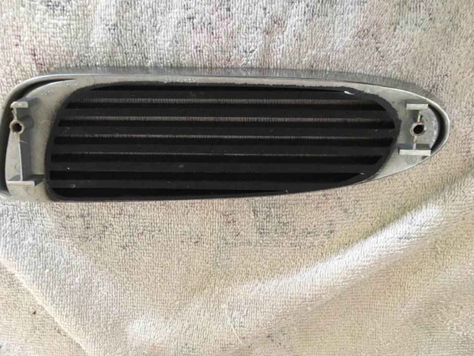 Oldsmobile 88 LS & LSS 1996-1999 REJILLA RH 25622144 montado en panel de cabezal 96-99 Foto 3 de 4