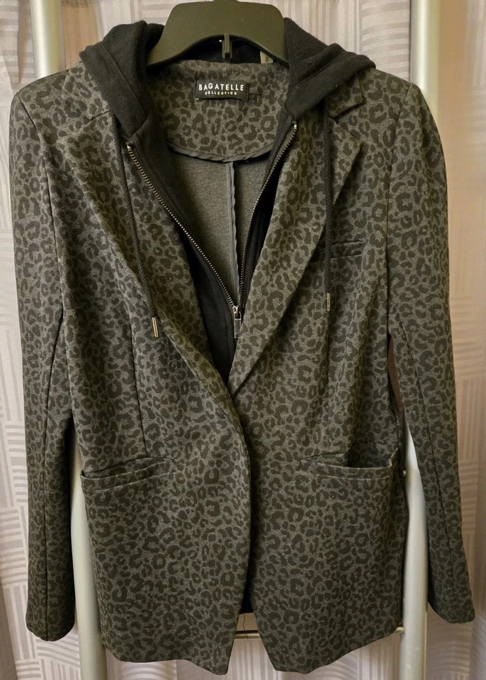 Blazer con capucha pequeña BAGATELLE para mujer aspecto en capas gris estampado de leopardo Foto 2 de 4