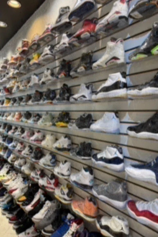 Sneakers, Hype Streetwear & Vintage Auction