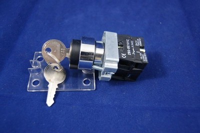 1PCS NEW  XB2BG73C 22MM 2NO 3 Positions   Key #jd