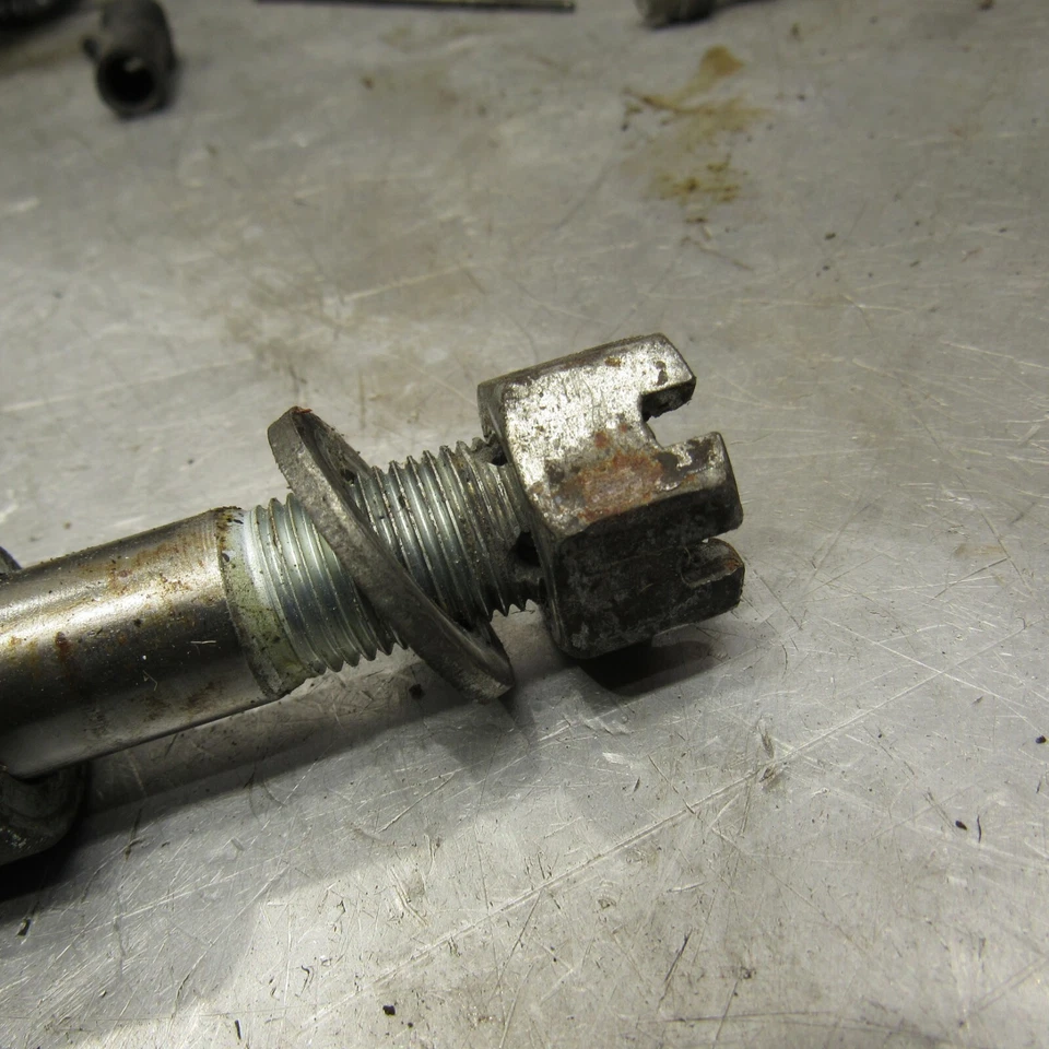 SUZUKI GS300 GS 300 L 1982-85 EJE TRASERO LLANTA TRASERA EJE PERNO PIVOTE Foto 4 de 4