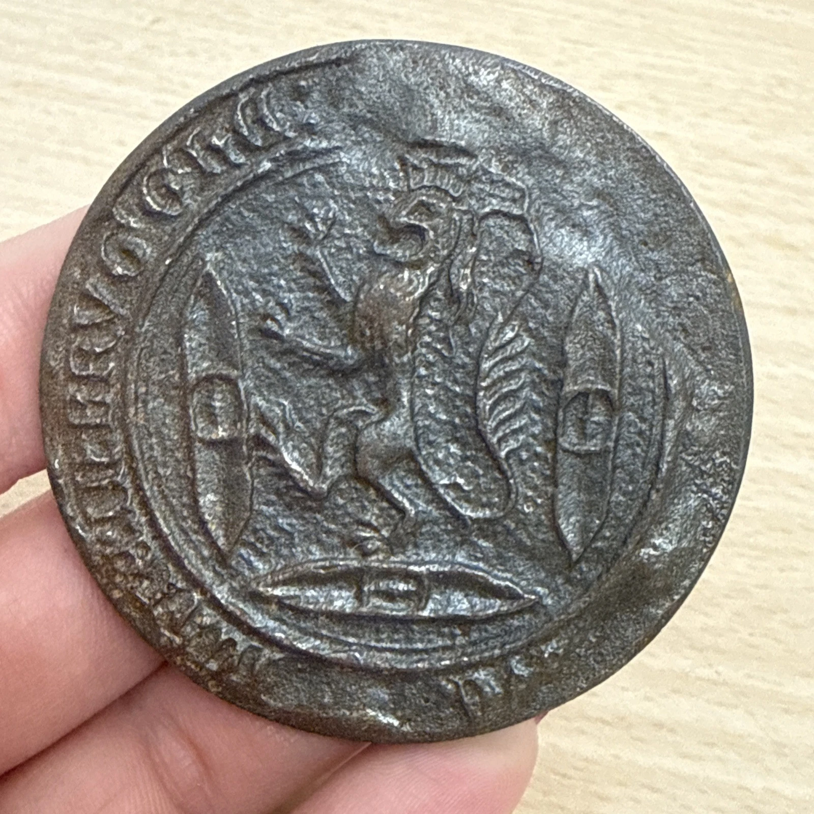 Médaille En Forme De Sceau Ancien Décor Lion