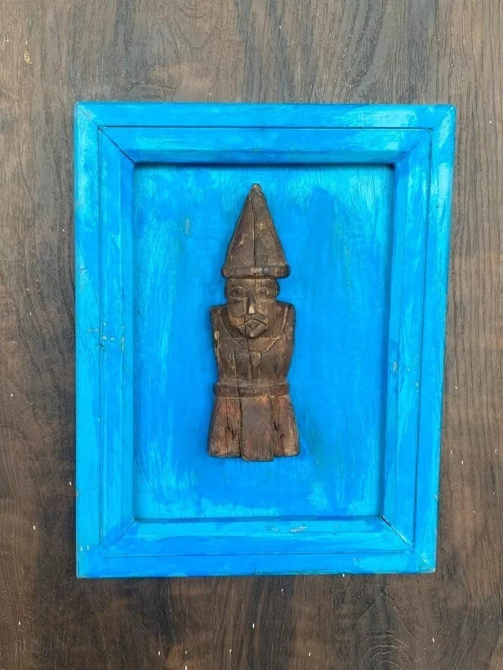Figura de hombre tribal antiguo tallada a mano de madera vintage colgante marco de pared azul Foto 2 de 4