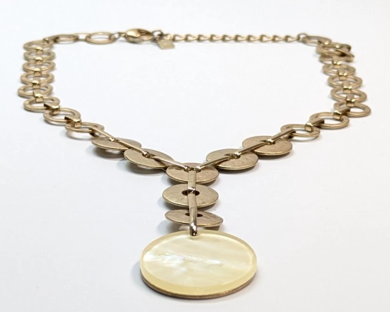 Collar Robert Lee Morris Soho Madreperla Disco Colgante Tono Dorado Distintivo Foto 3 de 4