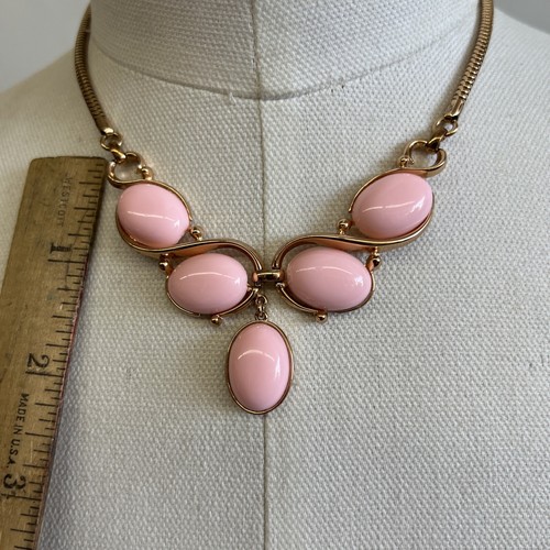 Vintage Signed TRIFARI Gold Tone Pink Lucite Cabochon Necklace❤️ - Picture 8 of 9