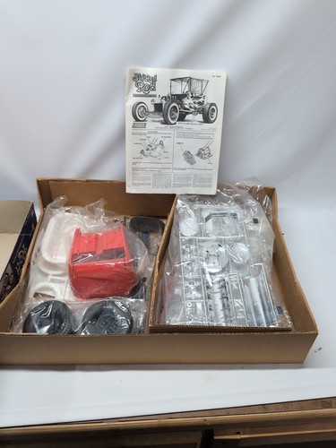 Lindberg Big Red Rod T Bucket 1/8 Scale Model Kit LE #73044 Motorized 1999 - Picture 6 of 16