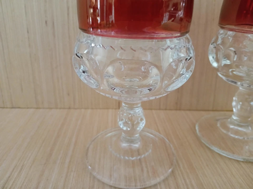 Juego de 2 copas o candelabros de vidrio vintage Kings Crown rojo y transparente Foto 4 de 4