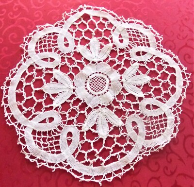 Paire de napperons blancs brodés à la main vintage à collectionner avec un design de jardins de fleurs - France