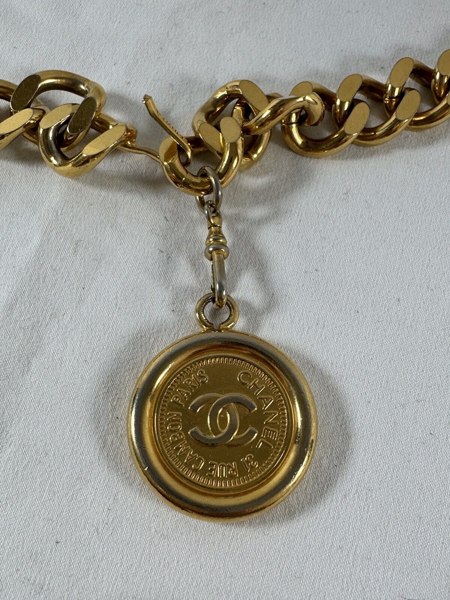 CHANEL 94 A Gold Plated Vintage Chain Link Charm CC Logo CHANEL 94 A Gold Plated Vintage Chain Link Charm CC Logo