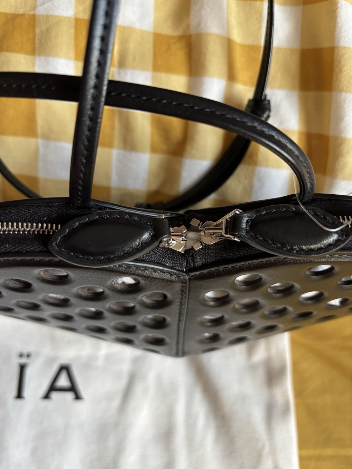 ALAÏA Le Coeur Perforated Cross body Bag image 5
