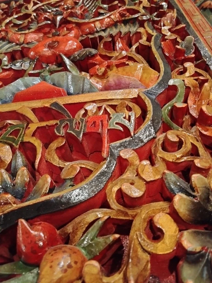 Antiguo panel de templo de madera tibetana tallada a mano - Deidad alada - Arte de santuario ritual Foto 2 de 2