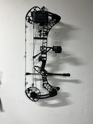 Mathews Phase 4 29 Right-Hand Black 70lb 29 Draw