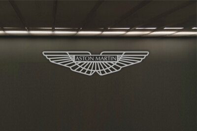 Aston Martin Logo an der Wand Aluminium  100cm Wandschild Garagedeko Emblem Alu.