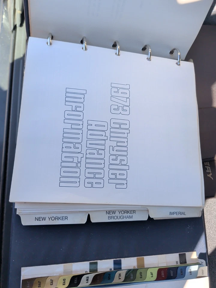 Álbum de concesionario Chrysler 1973 tapicería de colores libro de pintura Imperial New Yorker Foto 3 de 4