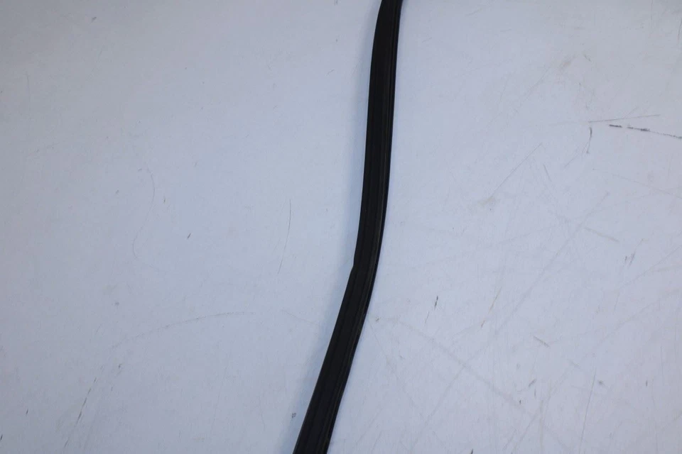 Subaru WRX 2015-21 Premium puerta trasera izquierda canal de funcionamiento con moldura de cinturón 63527FJ050 Foto 4 de 4