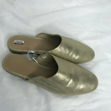 Universal Thread gold metallic mule size 7