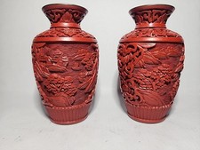 Par de mini jarrones de laca de cinabrio tallada roja esmalte azul chino sobre latón
