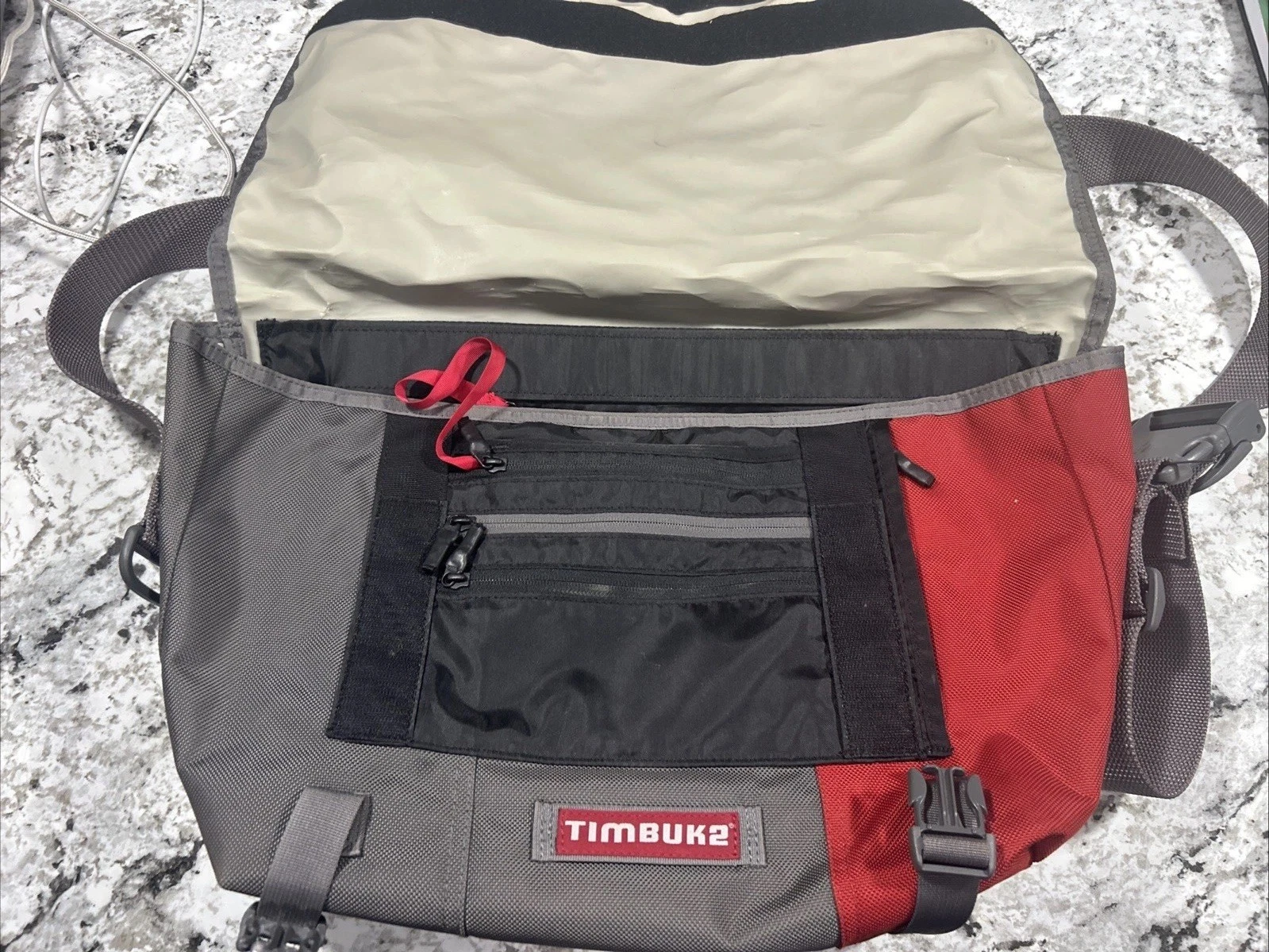 Borsa messenger classica Timbuk2 custodia media per laptop tracolla pendolare grigio rosso