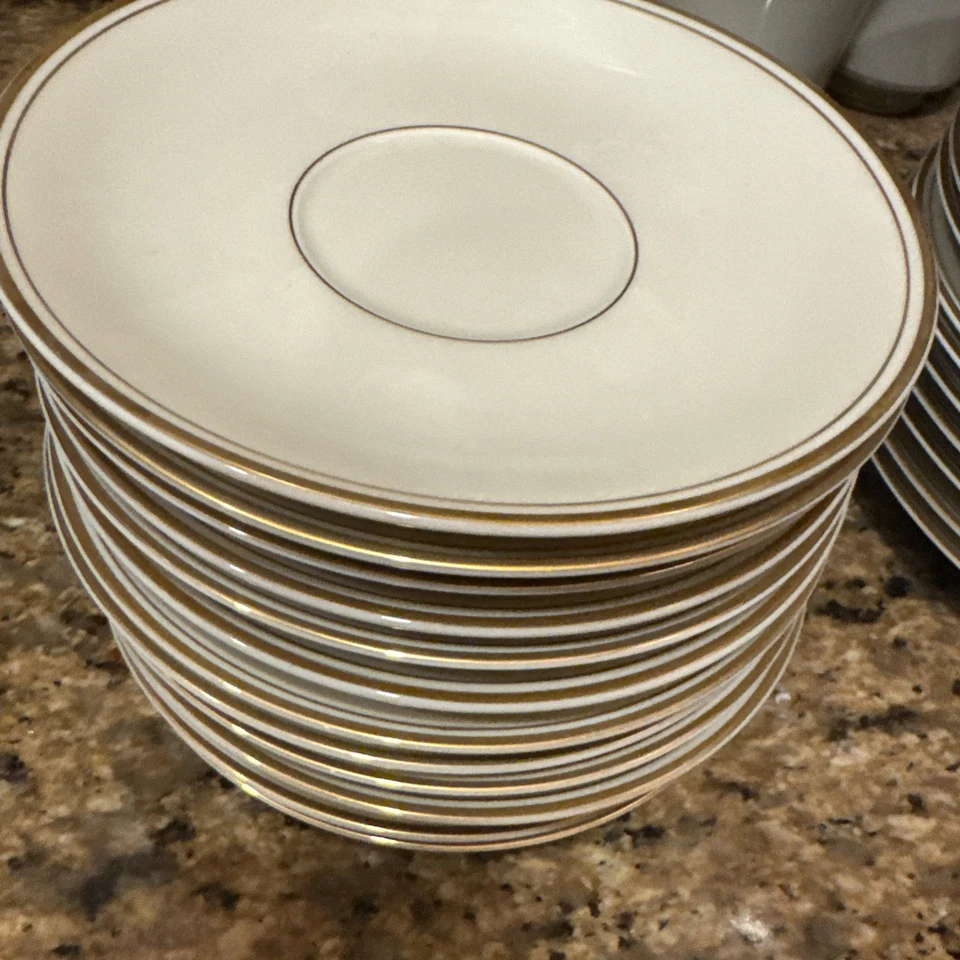 Mikasa Trousdale Ivory China con ajuste de lugar con adornos dorados, plato y bote de salsa Foto 4 de 4