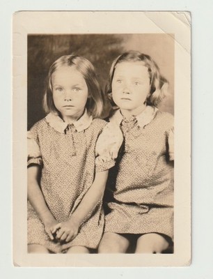 VINTAGE PHOTO/SNAPSHOT - ADORABLE SOMBER YOUNG GIRLS/SISTERS, TWINS?