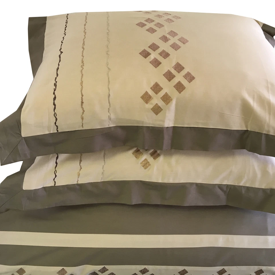 Elegant Stylish Lakewood Embroidered Combed Cotton 3-PC Duvet Cover Set 300 TC - Image 2 of 4