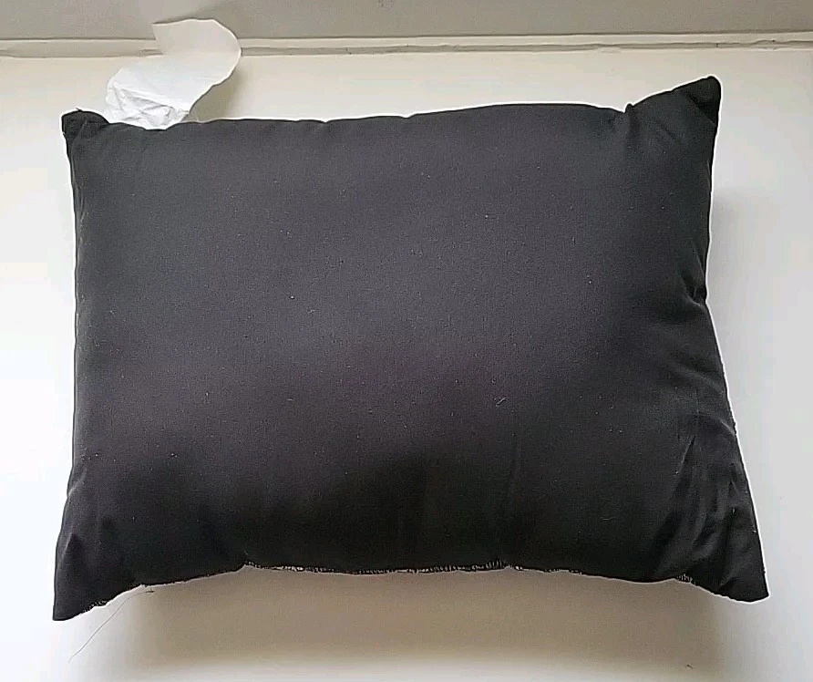 Almohada de lentejuelas oblonga negra y plateada con lentejuelas Foto 3 de 4