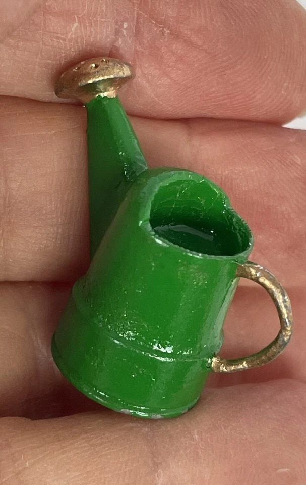 Regadera de jardín miniatura para casa de muñecas. Metal fundido. 1:12 Foto 2 de 4