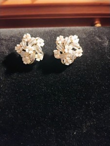 Vintage Pair of White Flower Clip On Earrings Gold Tone