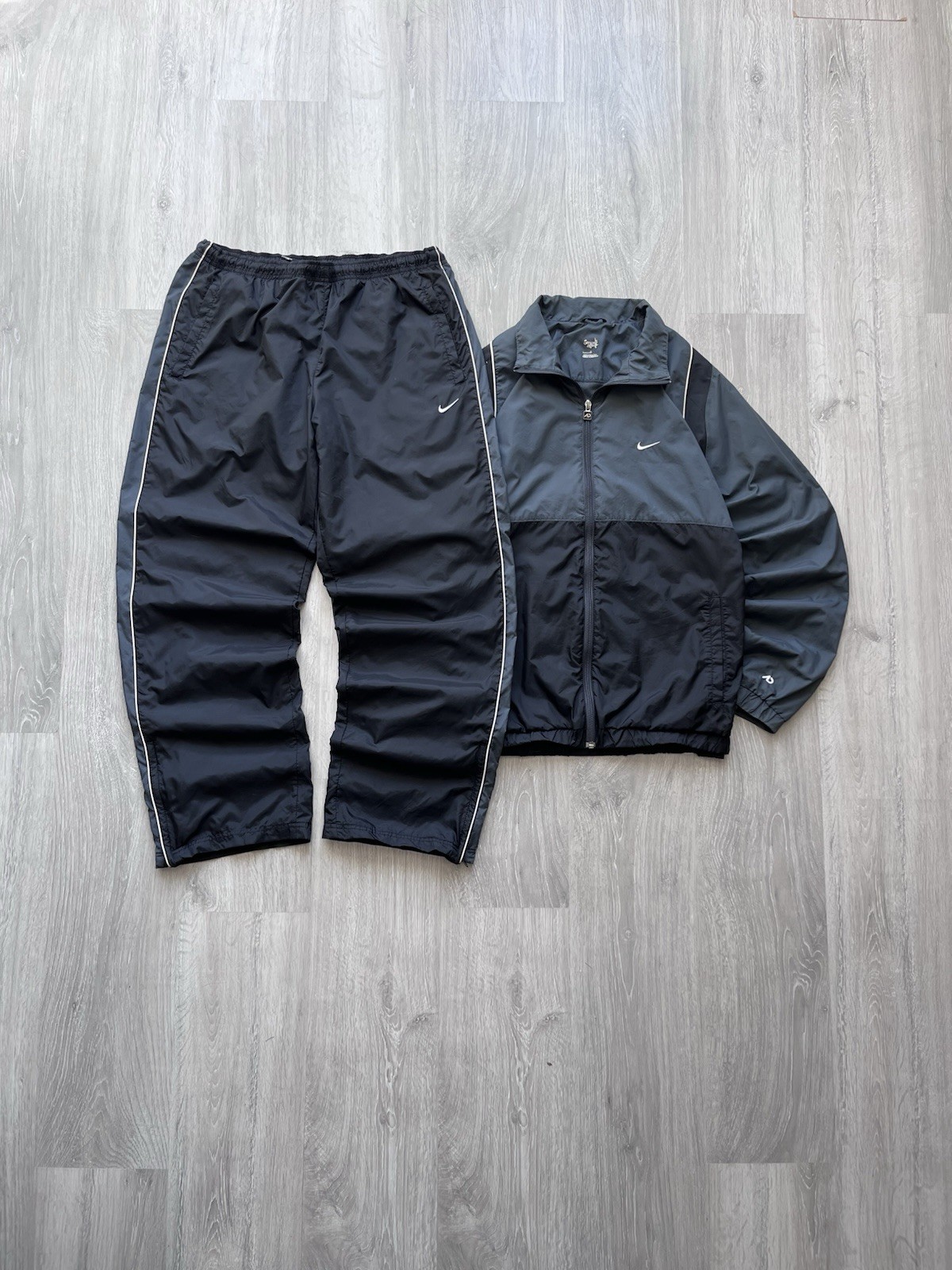 SACAI X NIKE Giacca tuta Nike vintage nylon nero + pantaloni larghi logo mini swoosh anni 00