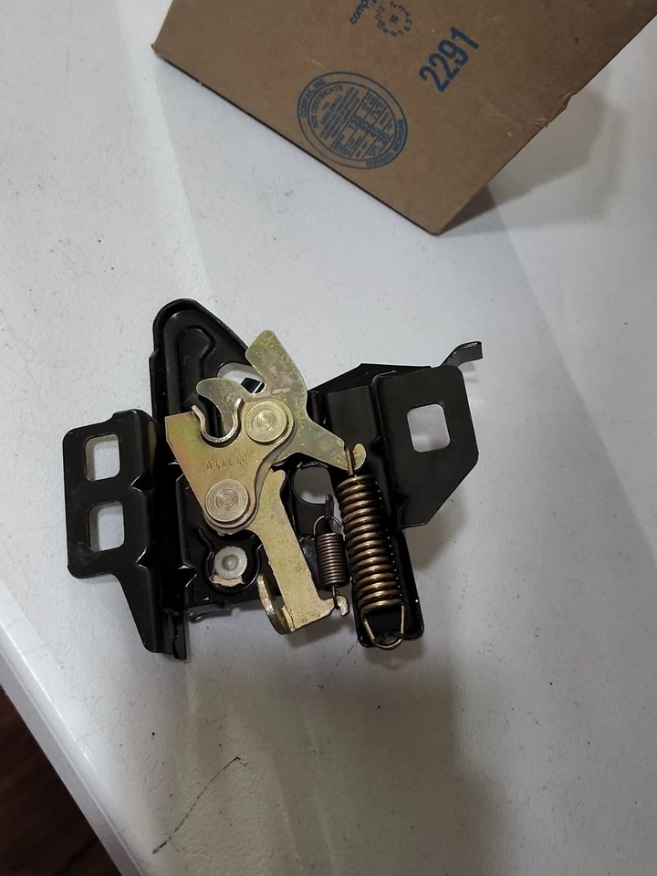 FITS 1995-2001 CHEVROLET LUMINA MONTE CARLO LATCH, HOOD 10178444  NOS GM OEM - Image 3 of 4