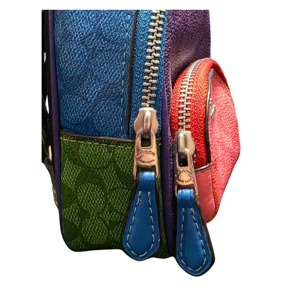Mochila Coach Mini Court Bloques de Color Firma Bolso de Lona Dije Foto 4 de 4