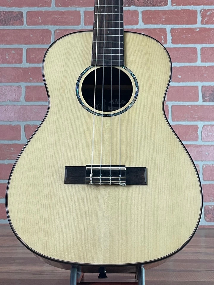 Ukelele barítono Kala 20 aniversario abeto liso acolchado sapele (con bolsa) Foto 2 de 4