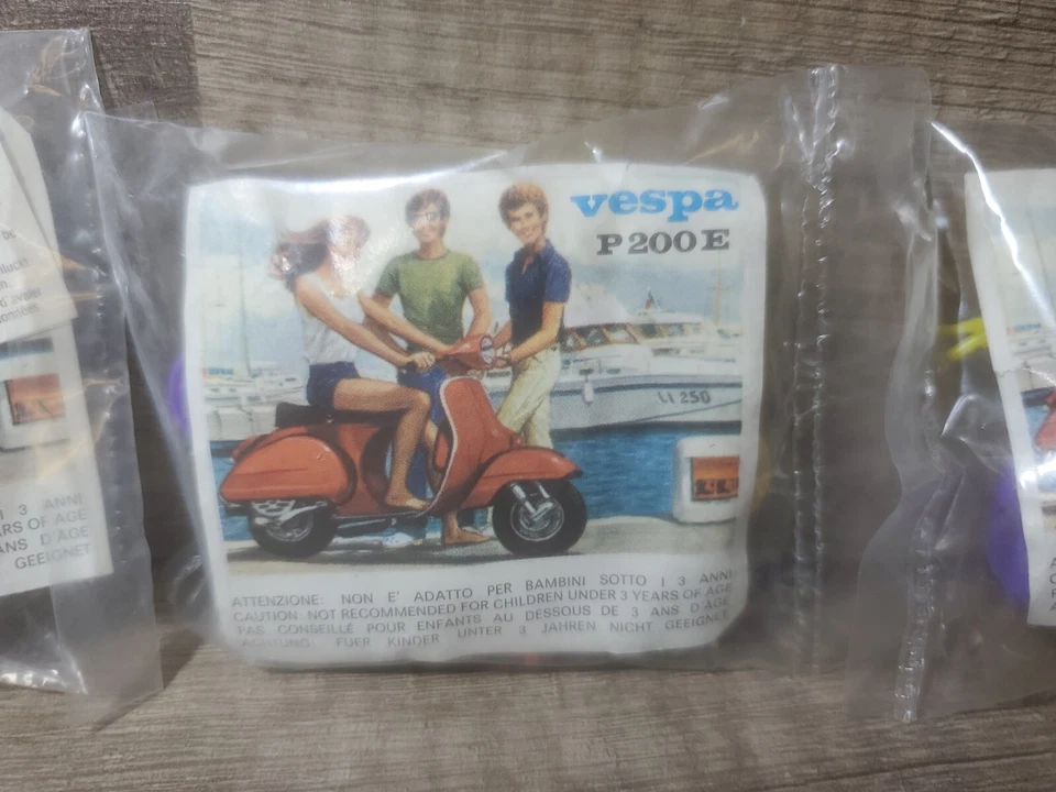 LOTE DE 4 Vespa p 200 Scooter e-scooter-art Modelo Brinquedo 53/BC Fabricado na Itália NOVO - Imagem 3 de 4