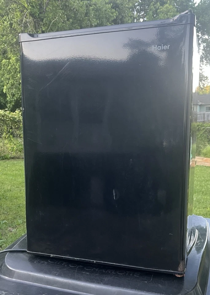 HAIER HCR27L 2.7" cu. ft. COMPACT MINI FRIG REFRIGERATOR - Image 2 of 4