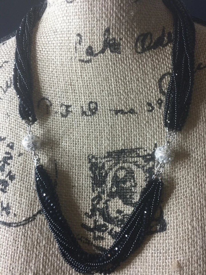 Conjunto de collar y pulsera negra con cristales sutiles para mujer Foto 2 de 4