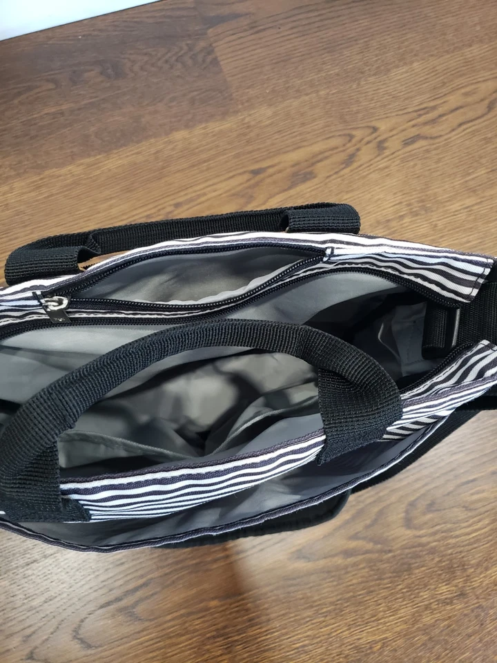 Bolsa de pañales Skip Hop negra/blanca a rayas bolsillos/correa ajustable usada Foto 4 de 4