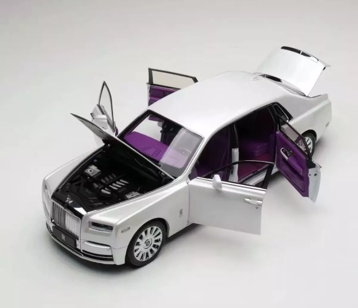 1/18 Rolls-Royce Phantom VIII White/purple Diecast Limited 1/18 Rolls-Royce Phantom VIII White/purple Diecast Limited