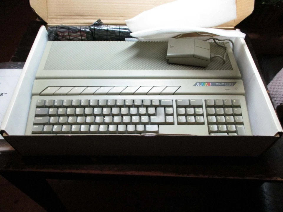 Atari Falcon 030 GER, mit Maus, VGA-Adapter, Doku, Disketten im Orginalkarton - Bild 3 von 4