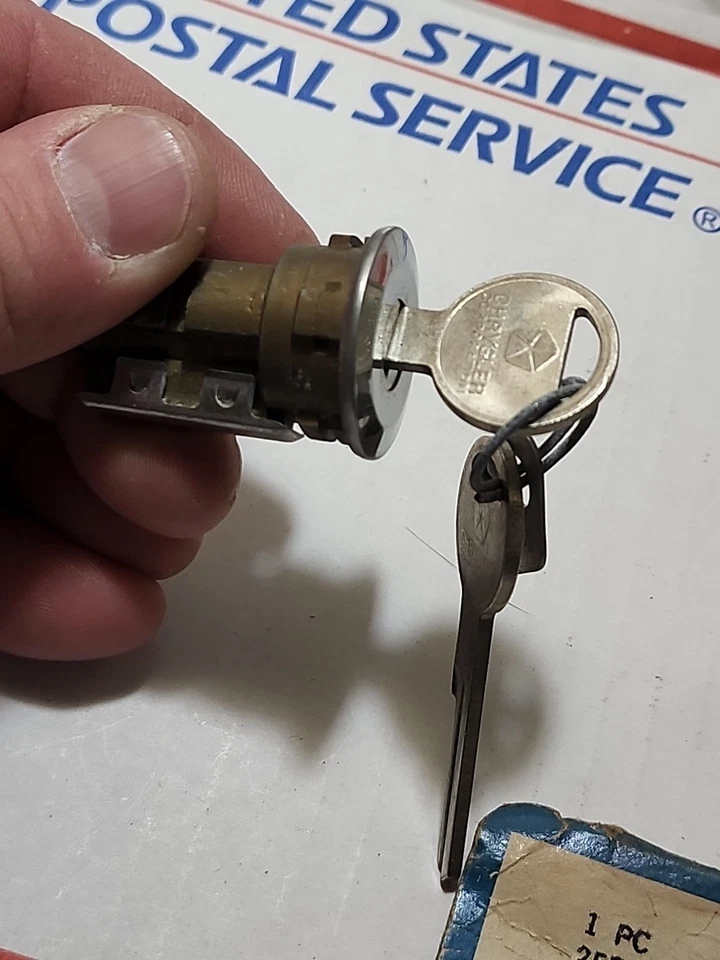 НОВЫЙ ИЗ СТАРЫХ ЗАПАСОВ 1966-1969 PLYMOUTH, GTX, КРЫШКА ДЕКИ ДОРОЖНОГО БЕГУНА, ПЕРЧАТОЧНЫЙ ЯЩИК, КОМПЛЕКТ ЗАМКОВ КОНСОЛИ - Изображение 2 из 4