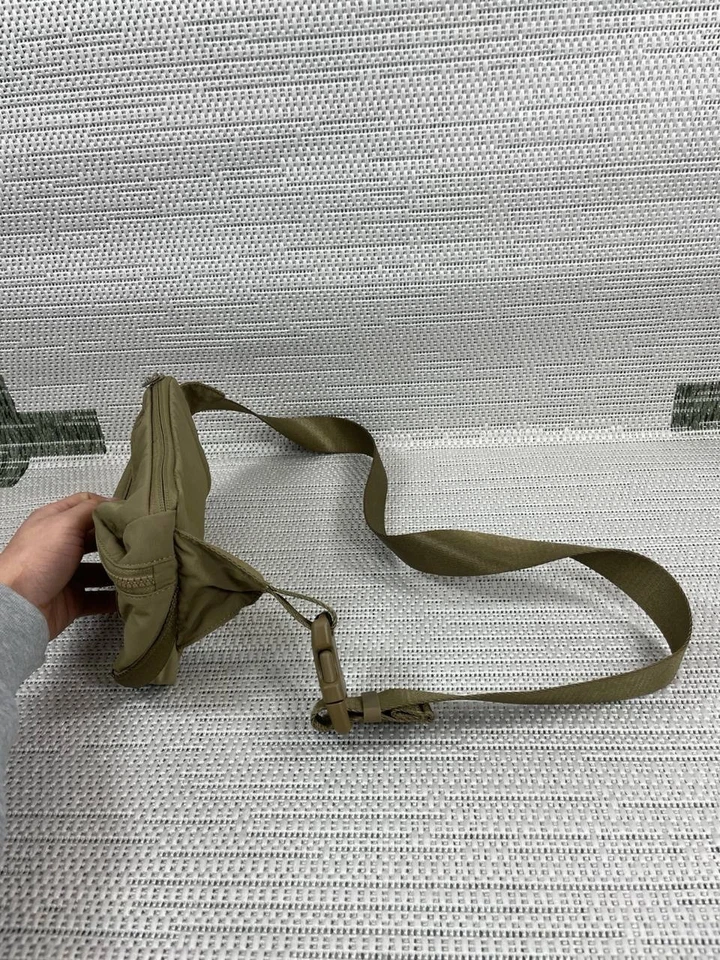 Lululemon Bolsas Líneas Limpias Verde Oliva Nylon Bolsillo Interior Cinturón Cintura Ajustable Foto 2 de 4