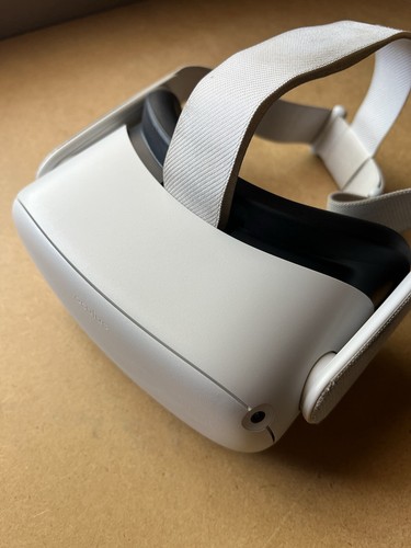 Casque VR Oculus Quest 2 64Go – Blanc, Avec Contrôleurs Et étui – Occasion