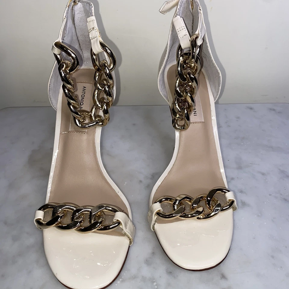 Tacones Antonio Melani Carolitta charol crema talla 7 1/2 con cadenas doradas Foto 2 de 4